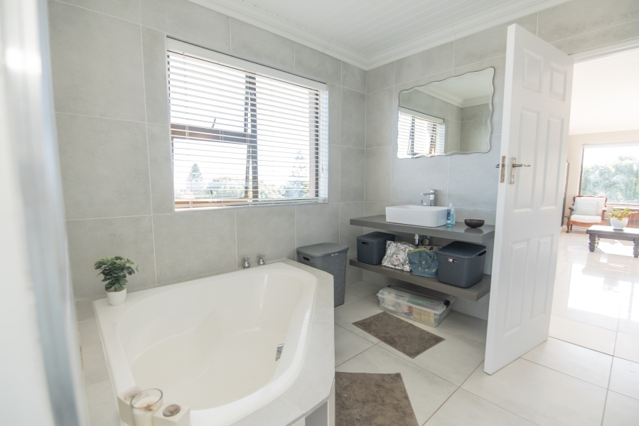 4 Bedroom Property for Sale in Clarendon Marine Eastern Cape